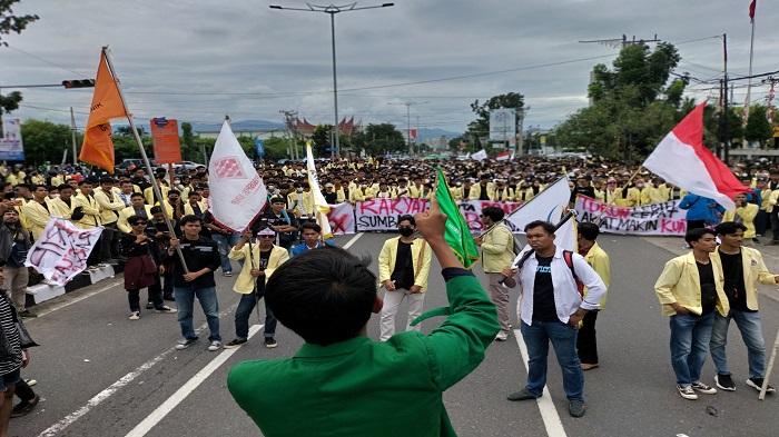 Massa-Aksi-dari-BEM-Sumatera-Barat-membubarkan.jpg