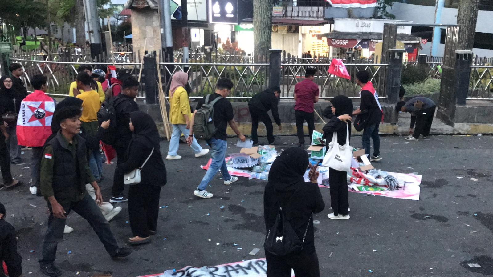Sejumlah Mahasiswa Pungut Sampah Sisa Aksi Demo di Halaman Kantor DPRD Bukittinggi