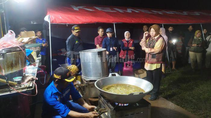 Mensos-RI-Tri-Rismaharini-saat-mengecek-posko-pengungsi.jpg