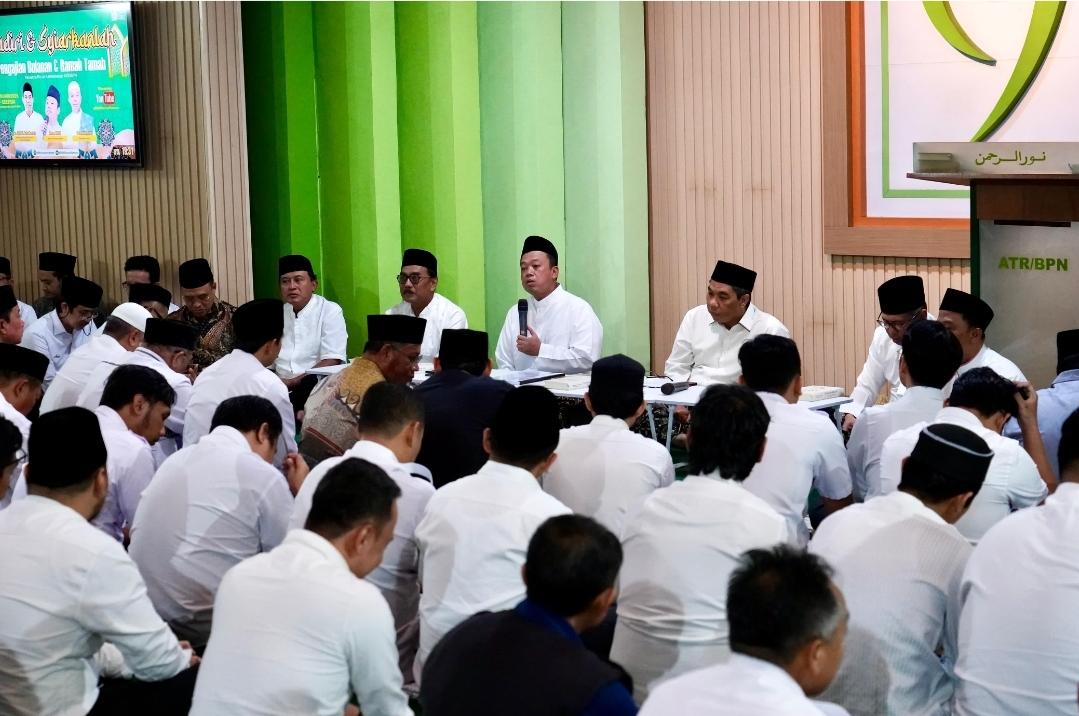 Menteri-Nusron-Ajak-Pegawai-Isi-Ulang-Energi-Spiritual-di-Pengajian-Bulanan.jpg
