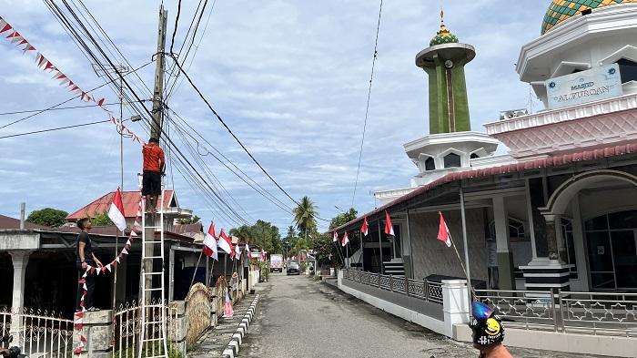 Ribuan Bendera Merah Putih Warnai Desa Rawang Kota Pariaman Sambut HUT RI ke-80