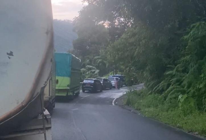 Minyak CPO Tumpah ke Jalan, Lalu Lintas di Bukit Pulai Pesisir Selatan Macet Panjang