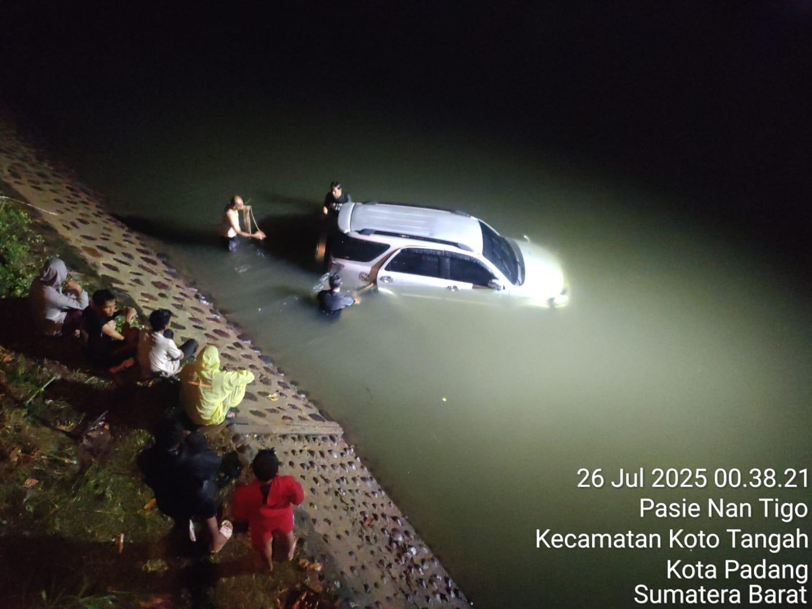Mobil-tersebut-mengalami-kecelakaan-tunggal-dan-terjun-ke-sssi-kejadian.jpg