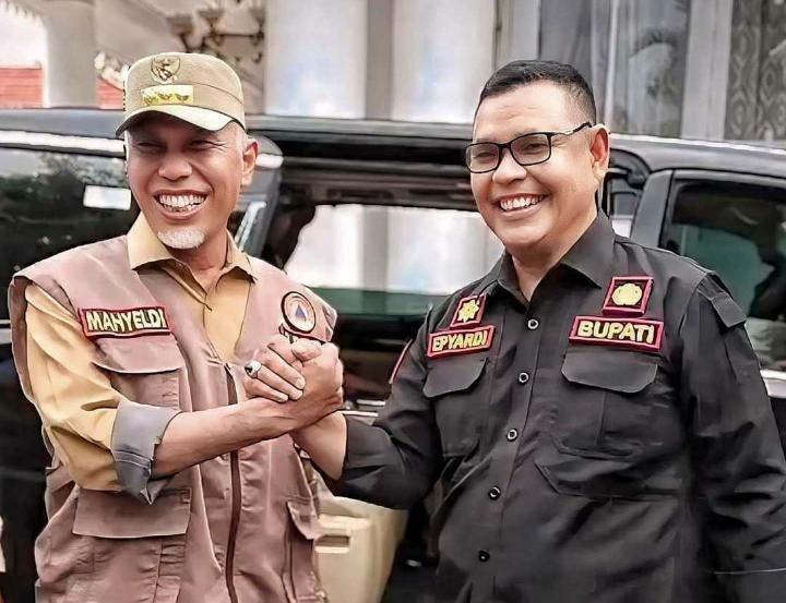 Momen-Mahyeldi-dan-Epyardi-Asda-tampak-akrab-di-Rumah-Dinas-Bupati-Tanah-Datar-pada-Selasa.jpg