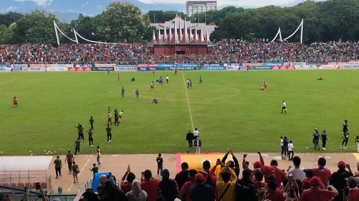 Momen-usai-pertandingan-Semen-Padang-FC2.jpg