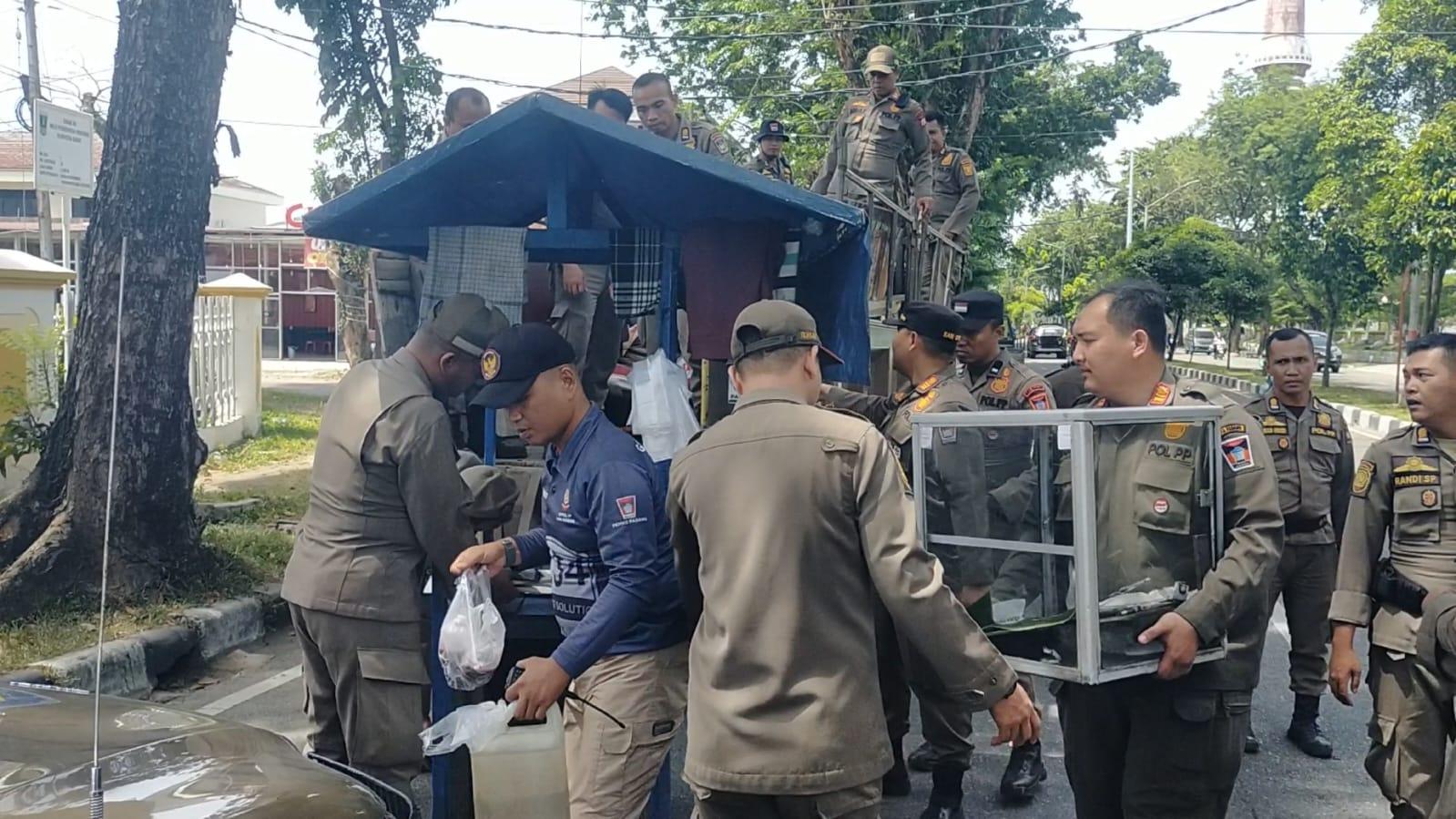 PENERTIBAN-PKL-PADANG-Situasi-saat-Sadl-PP-Kota-s.jpg