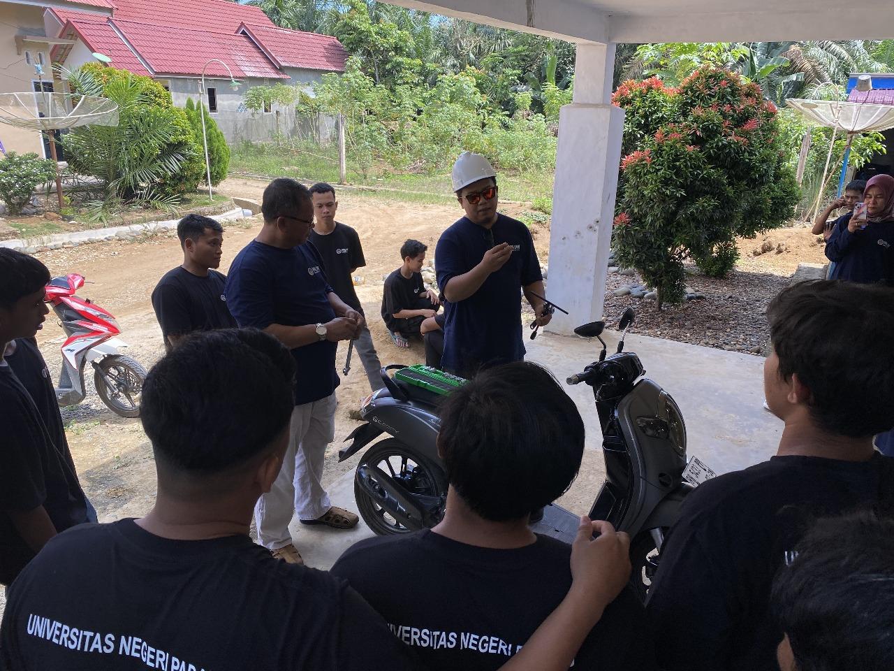 Ridwan Semangat Dilatih Jadi Mekanik Sepeda Motor, UNP Terjunkan Dosen ke Sialang Gaung Dharmasraya