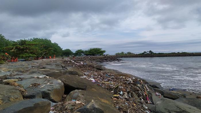 PENUMPUKAN-SAMPAH-Kondisi-tumpukan-sampah-di-Pantai-Padang.jpg