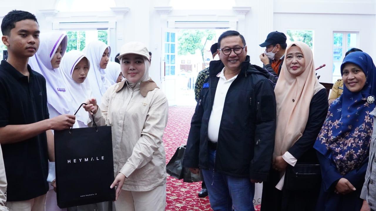 PENYERAHAN-BANTUAN-BENCANA-Walikota-Bd2dau-hanyut.jpg
