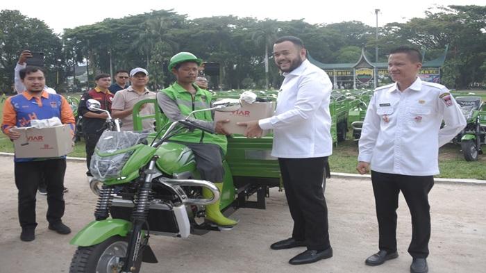 PENYERAHAN-BENTOR-Wali-Kota-Padang-Fadly-Amran-menyerahkan-178.jpg