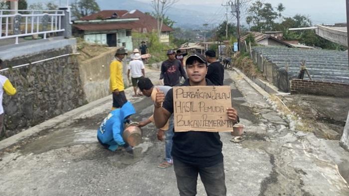 Jalan Rusak di Nagari Sungai Pua Agam Ditambal Pemuda Secara Swadaya, Gunakan Dana Sisa Kegiatan