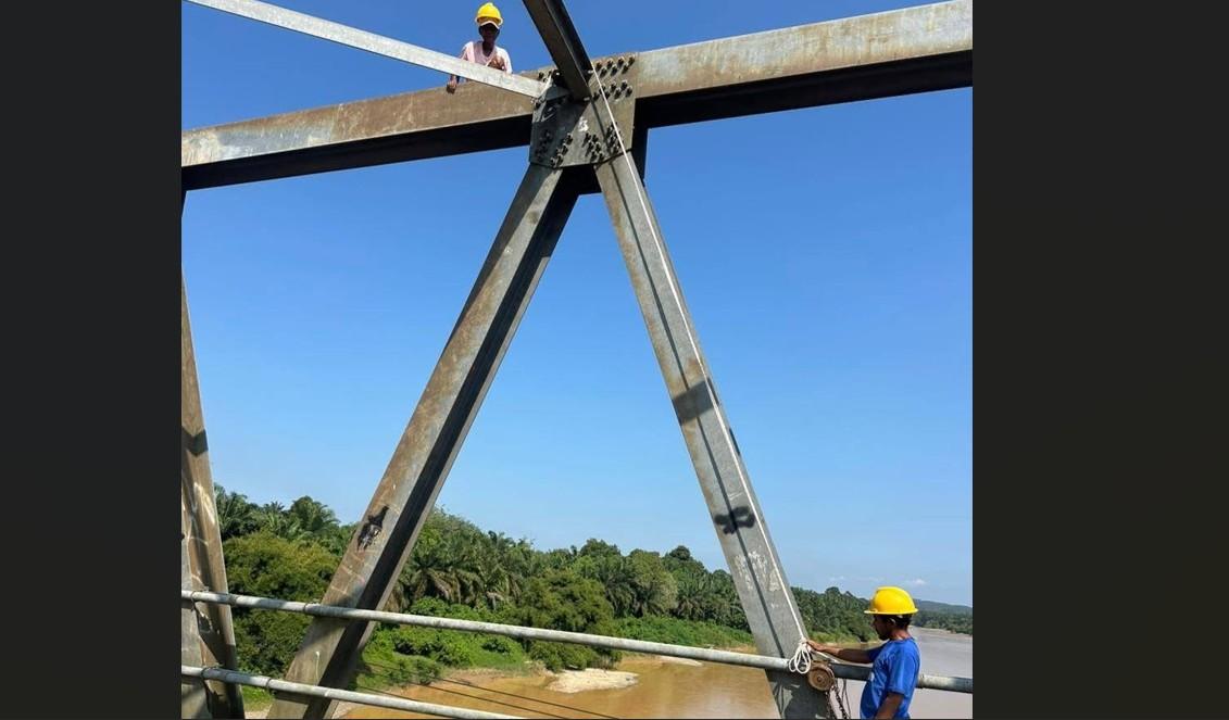 PERBAIKAN-JEMBATAN-Pemkab-Dharmasraya-mulai-melakukan-perawatan-terhadap.jpg
