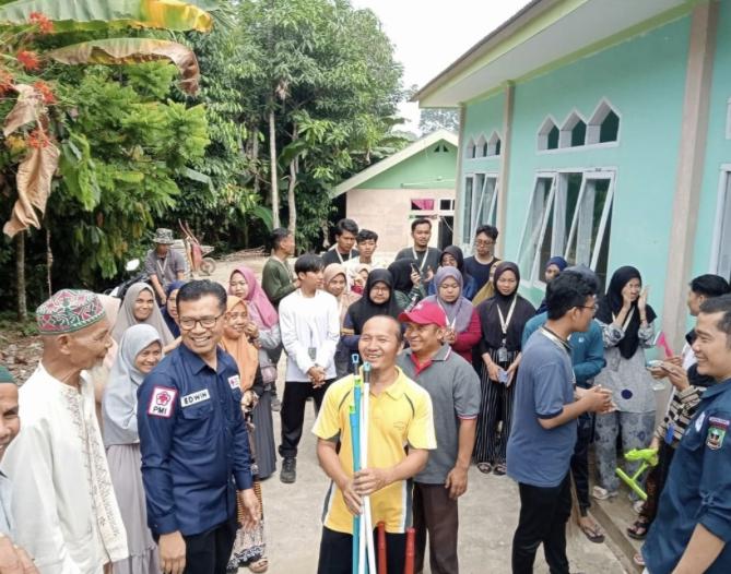 PMI Sijunjung Berkolaborasi dengan LPM Limo Koto Laksanakan Program Jumat Pagi Bersihkan Mesjid