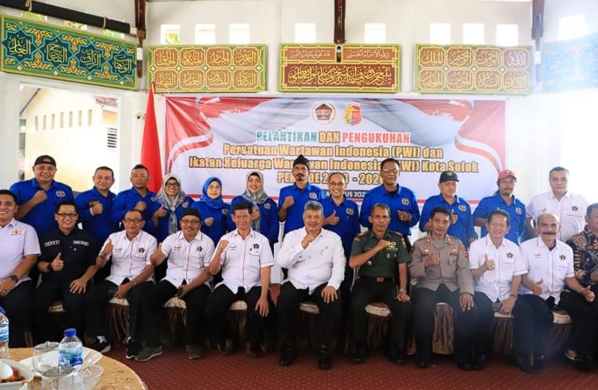 Pengurus PWI & IKWI Kota Solok 2023-2026 Dilantik, Wako Zul Elfian: Selesaikan Balai Wartawan