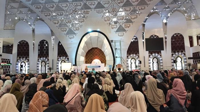Paragon Corp Hadirkan Kajian Ramadan Bersama Oki Setiana Dewi di Masjid Raya Sumbar