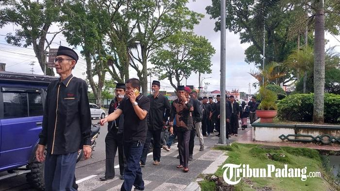 Parik Paga Nagari Long March ke Polresta Bukittinggi, Laporkan Wako Erman Diduga Bohong Kasus Inses