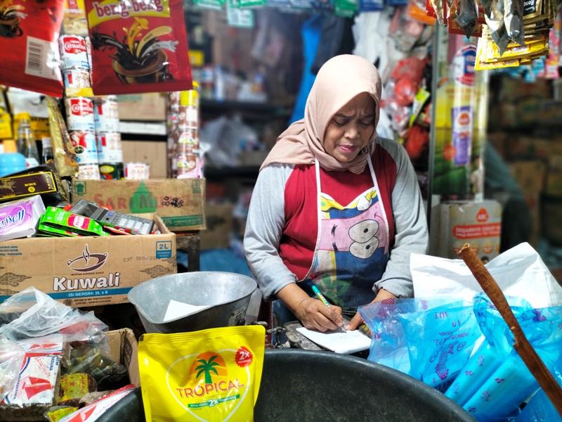 Harga Minyak Goreng Kemasan di Pasar Raya Padang Masih Tinggi, Terendah Rp 23 Ribu per Liter