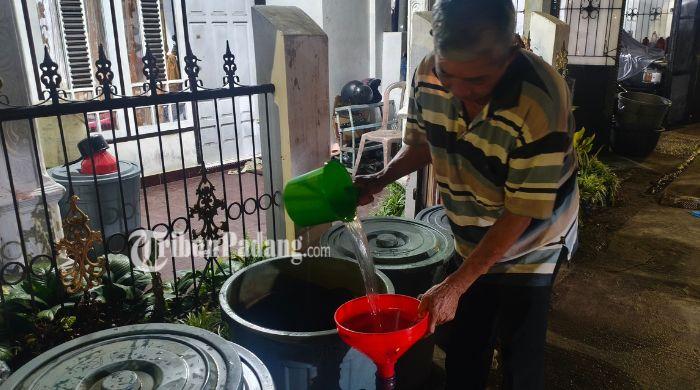 Pasokan-air-bersih-itu-diangkut-d.jpg