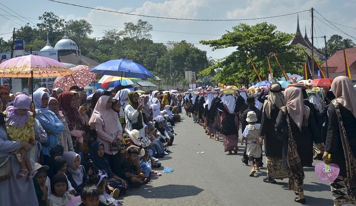 Warga Sijunjung Membludak di Simpang Tugu Saksikan Pawai Alegoris HUT RI ke-79