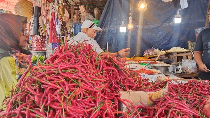 Pedagang-cabai-di-Pasar-Raya-Kota-Padang-Senin-1042023.jpg