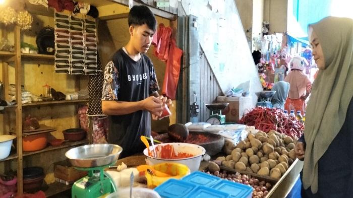 Pedagang-cabai-di-pasar-Pariaman-Apri-24-sedang-melayani-pembeli.jpg