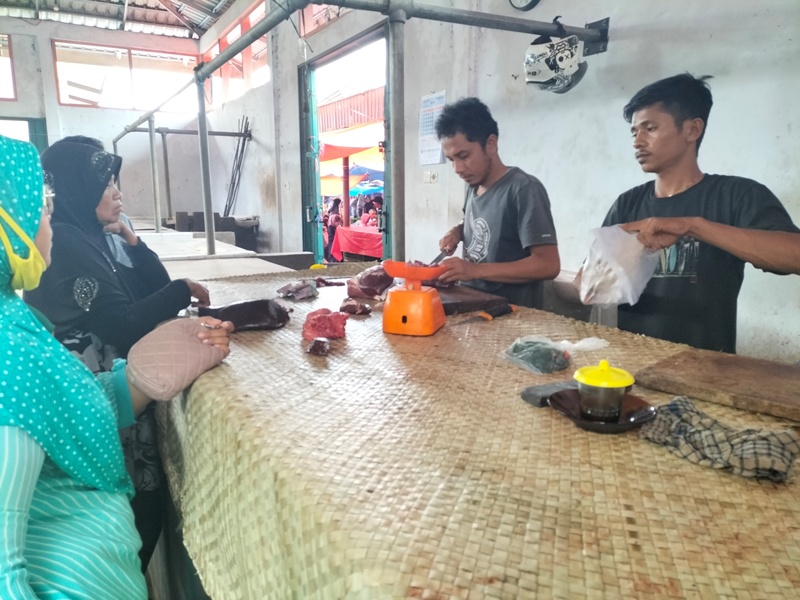 Pedagang-daging-sapi-di-Pasar-Sijunjung-Kabupaten-Sijunjung-Sumbar-Kamis-332022.jpg