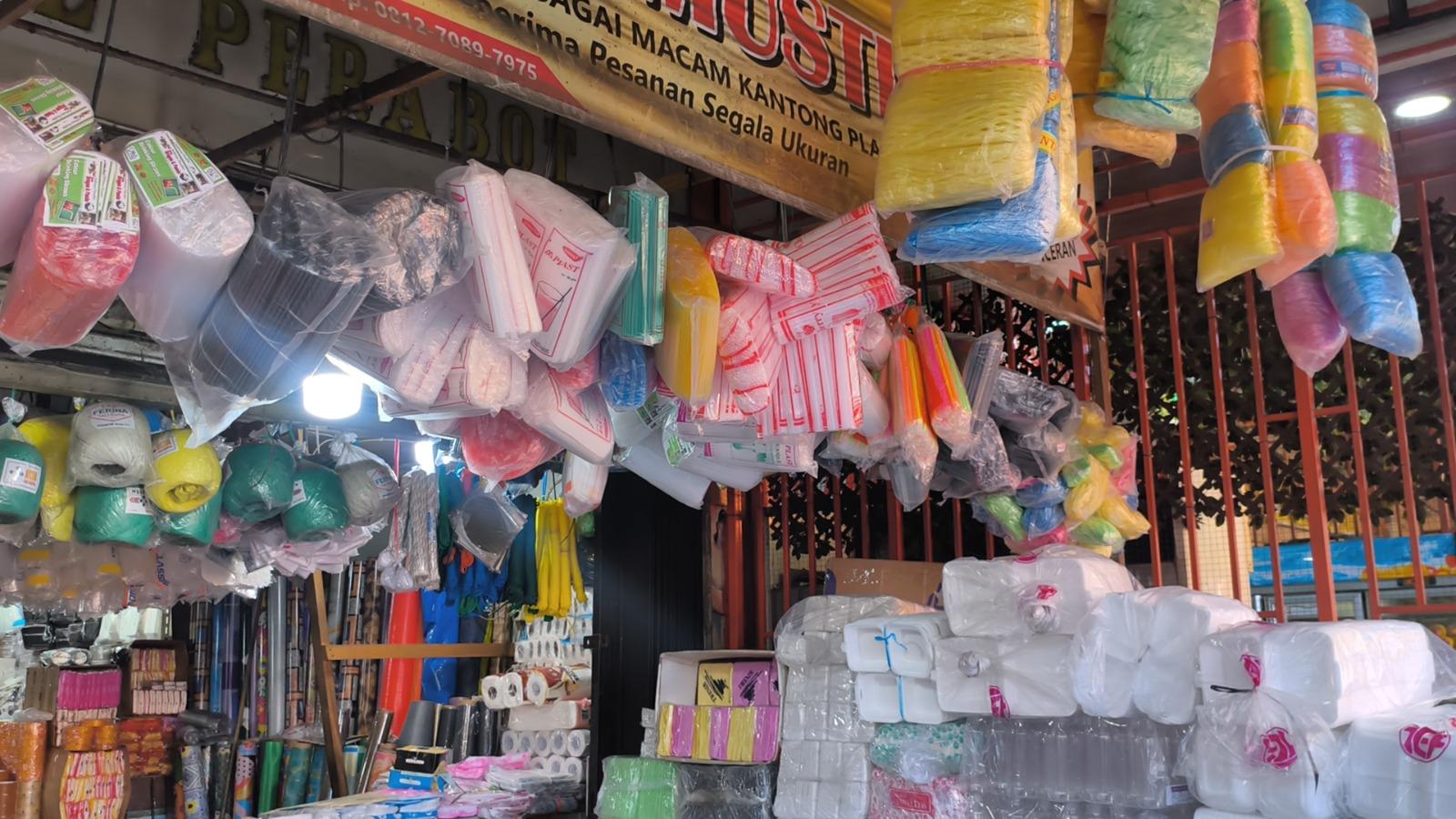Pedagang-plastik-di-Padang-462026.jpg