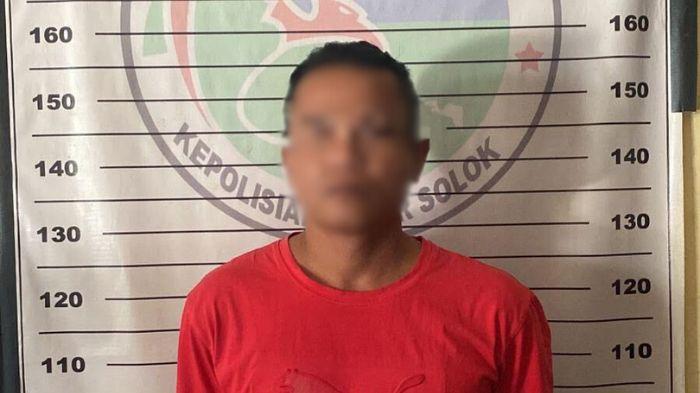 Pelaku-tindak-pidana-penyalahgunaan-narkoba-jenis-ganja-saat-diamankan-Polres-Solok.jpg