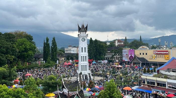 Pelataran-Jam-Gadang-Kota-Bukittinggi-ramai-oleh-wisatawan.jpg