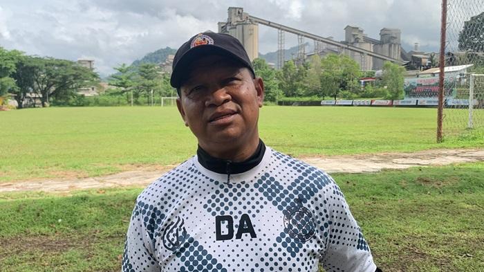 Pelatih-Kepala-Semen-Padang-FC-Delfiadri-saat-ditemui-seusai-melaksanakan-sesi-latihan.jpg