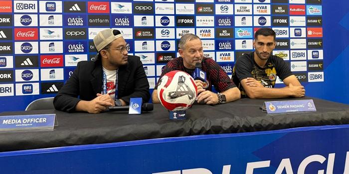 Pelatih-Semen-Padang-FC-Dejan-Antonic-bersdbed-pers-jelang-lasi-d.jpg
