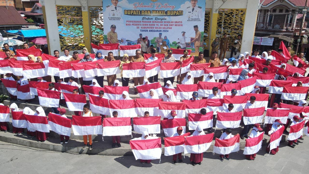 Pembagian-seragam-gratis-bagi-siswa-TK-SMP-se-Kabupaten-Solok-Selatan.jpg