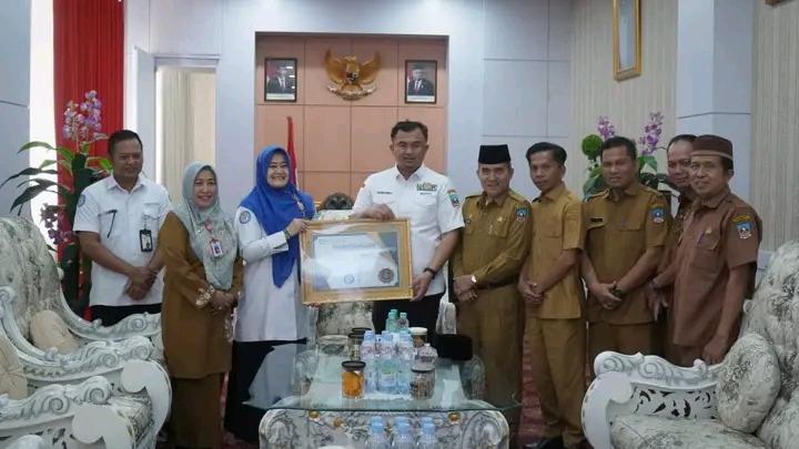 Pemkab-Dharmasraya-terima-penghargaan-dari.jpg
