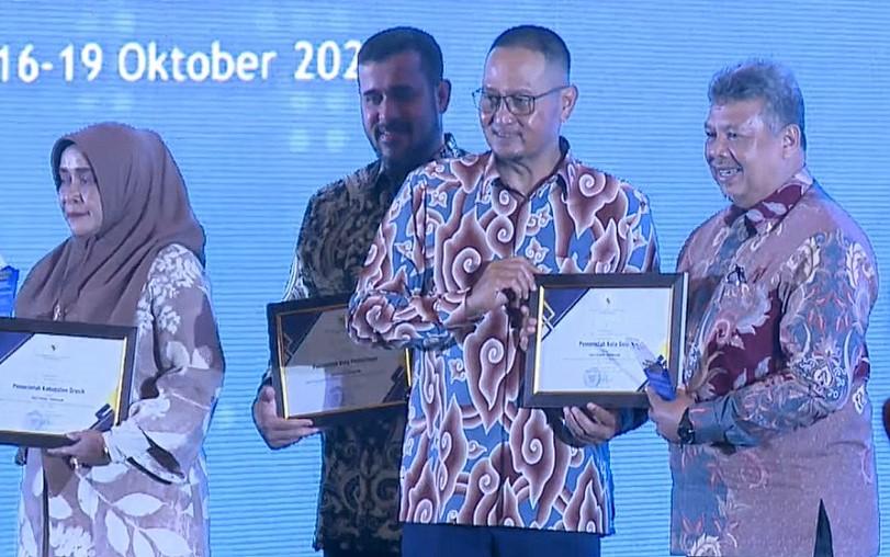 Pemko-Solok-Penghargaan-Kemenkominfo.jpg