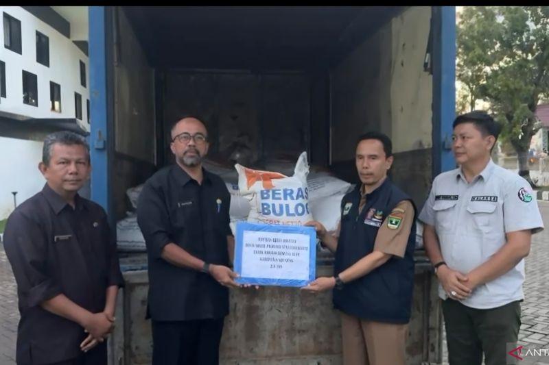 Pemprov-Sumbar-salurkan-28-ton-beras-untuk-korban-banjir-bandang.jpg