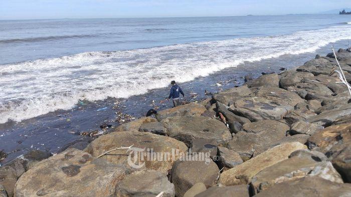 Sampah Bawa Berkah, Pemulung Dapat 15 Kg Botol Plastik di Pantai Muaro Lasak