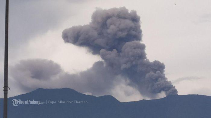 Penampakan-Gunung-Marapi-dari-Kota-Bukittinggi-Selasa-622024-kemarin.jpg