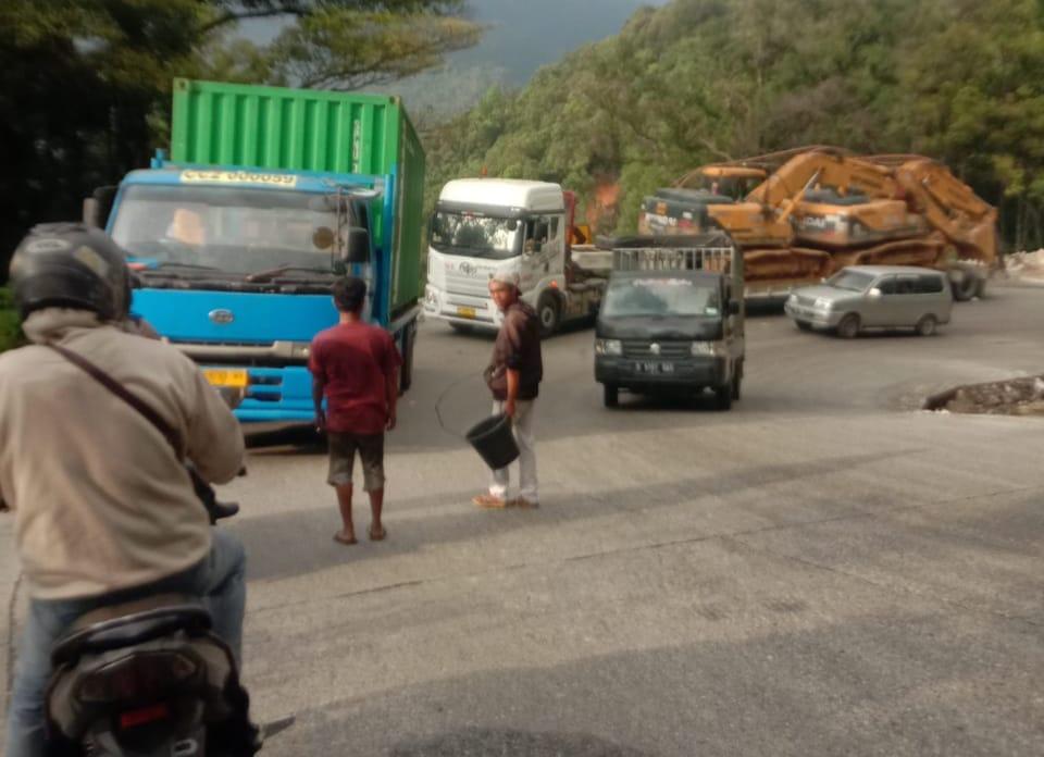 Penampakan-truk-dan-trailer-gagal-menanjak-di-Kelok-Banto.jpg