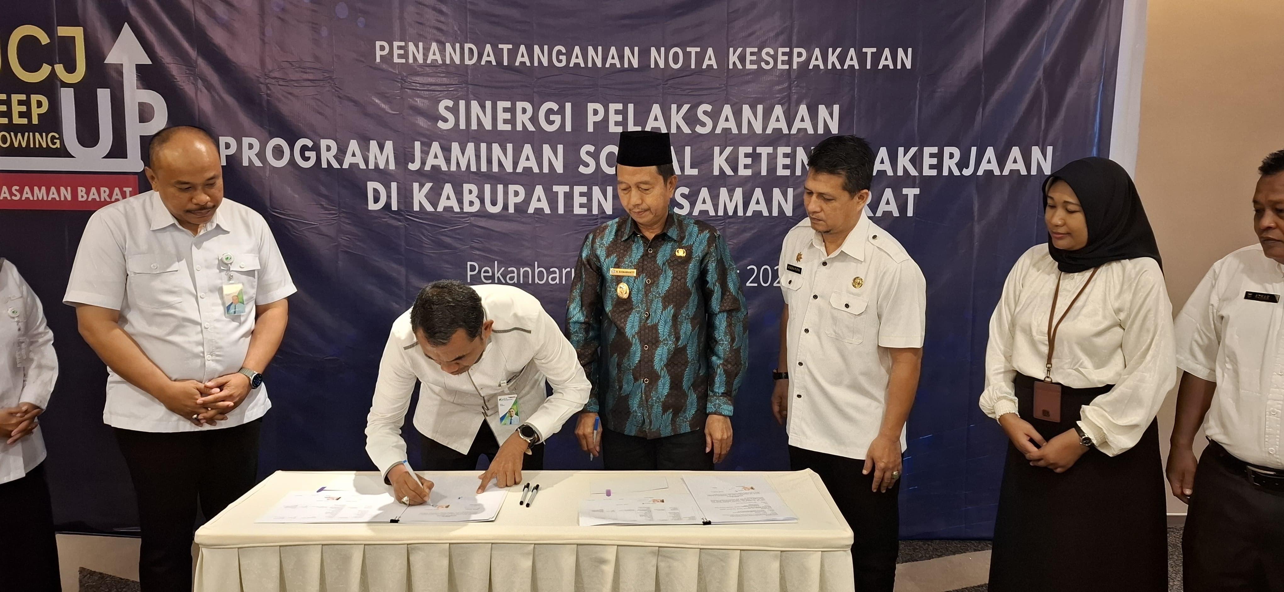 Penandatanganan-MoU-Sinergi-Pelaksanaan-Program-Jaminan-Ss.jpg