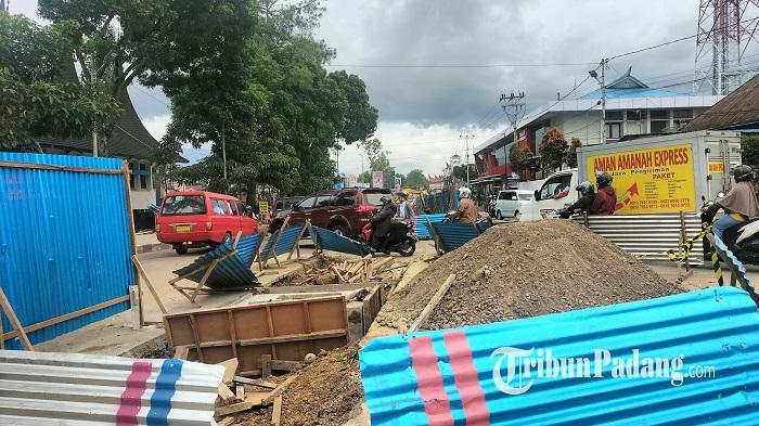 Pengerjaan Proyek Drainase di Jalan Perintis Kemerdekaan Bukittinggi Diperpanjang hingga 13 Oktober