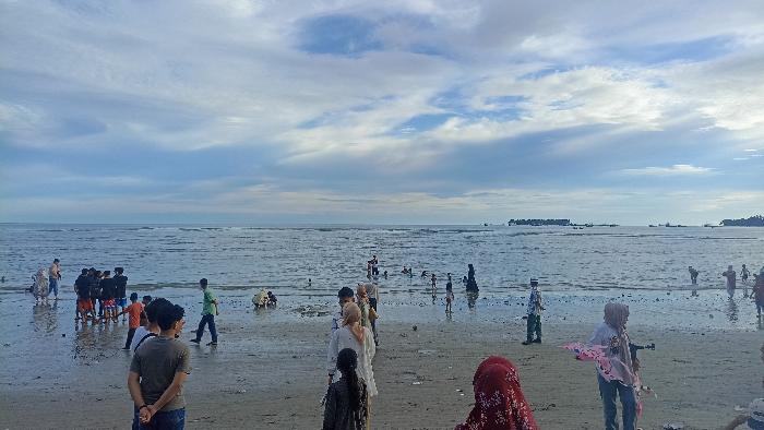 Hari Ketiga Libur Lebaran, Pengunjung Masih Padati Pantai Tiku Agam, Kagum dengan Keindahan Ombaknya