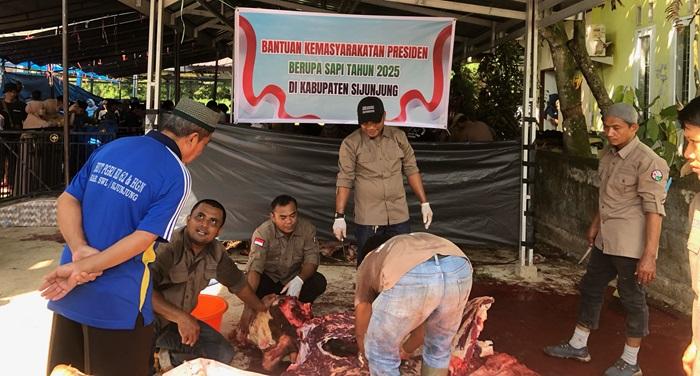 Penyembelihan-sapi-itu-diawali-seremonisemkab-Sijunjunsus-Masjid-Istiqomah.jpg