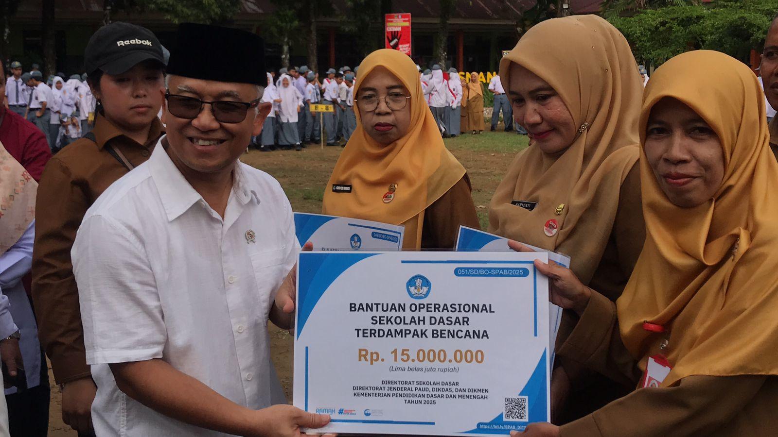 Penyerahan-bantuan-operasional-dan-sembako-kepada-sekolah-dan-murid-terdampak-bencana-Sumbar.jpg