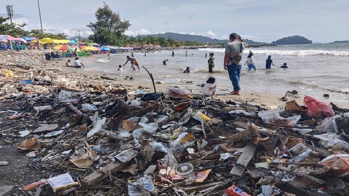 Perayaan-Tahun-di-Pantai-Padang-Tinggalkan-Onggokan-Sampah-2-Kali-Lipat.jpg