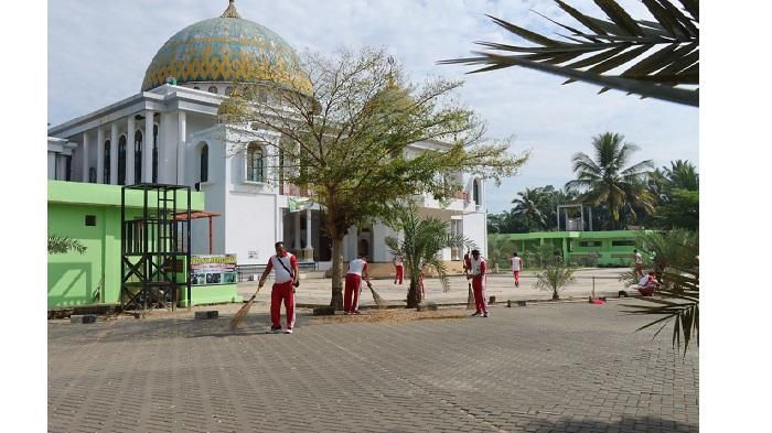 Personel-Polres-Sijunjung-melakukan-bakti-sosial-dalam-rangka-Hari-Bhayangkara.jpg