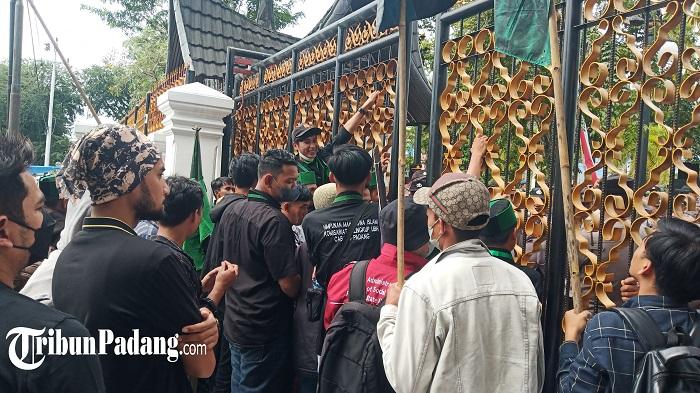 Peserta-aksi-demo-di-Kantor-DPRD-Sumbar-Senin-592022.jpg