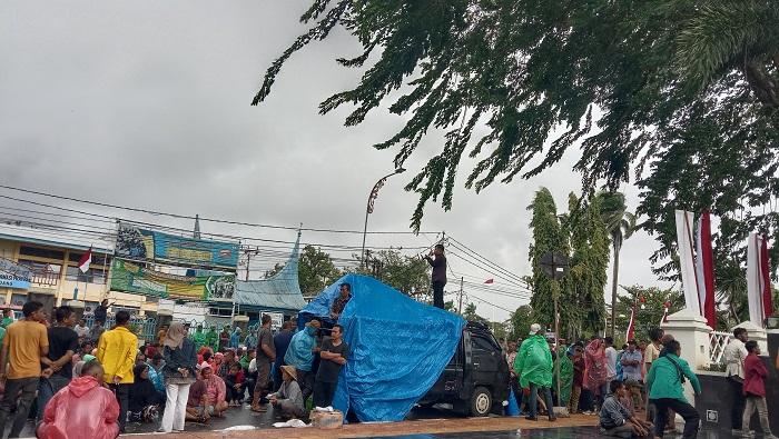 Warga Air Bangis Pasbar Lanjutkan Demo Kantor Gubernur Sumbar di Tengah Guyuran Hujan Lebat