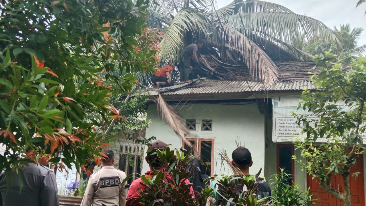 Petugas-BPBD-Kota-Padang-pada-saat-melakukan-evakuasi-terhadap-satu-pohon.jpg