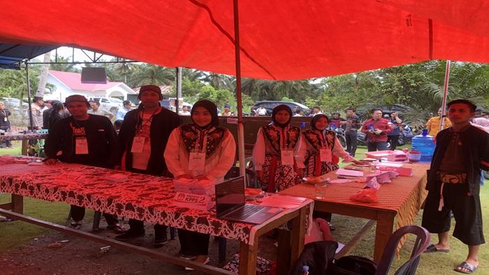 Petugas KPPS Pilkada 2024 di Pasaman Barat Kenakan Pakaian Adat hingga Atribut Ulang Tahun