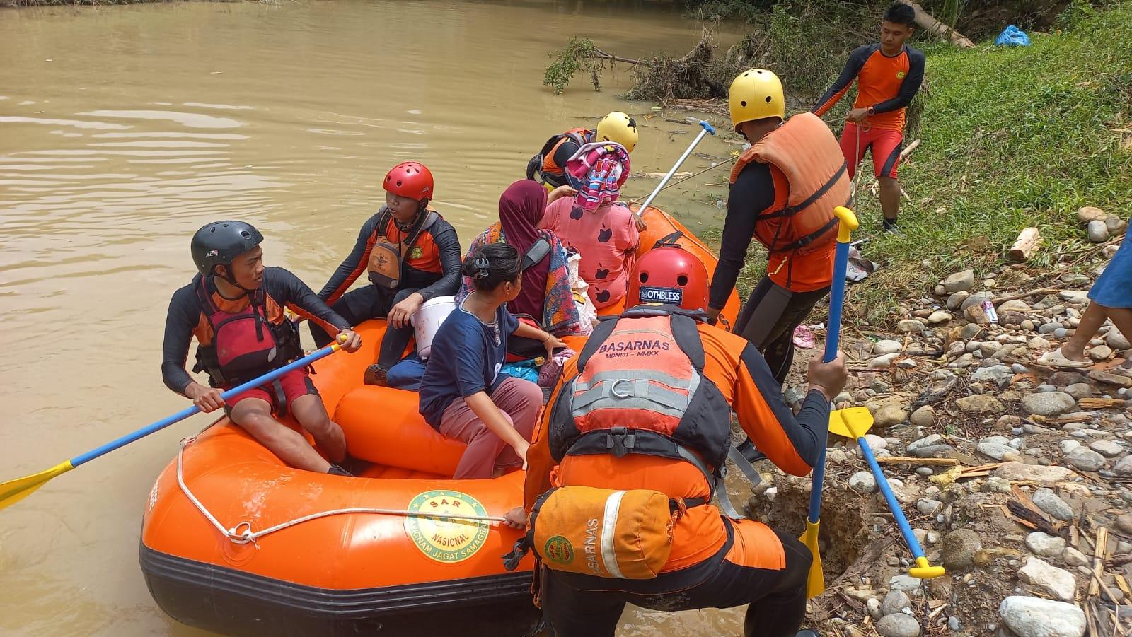Petugas-SAR-tengah-mengevakuasi-saat-banjir-di-Pesisir-Selatan.jpg